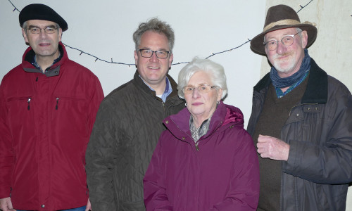 Von links: Jörg Weber, Kolja Siefert, Marianne Buchholz und Volker Brandt trafen sich beim lebendigen Adventskalender der Cremlinger Wohnungsbau GmbH. Foto: Privat 