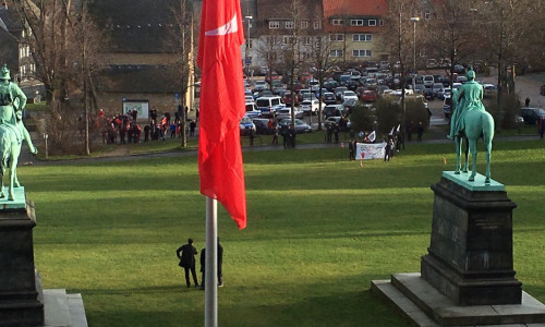 Die beiden Außenminister auf dem Platz vor der Kaiserpfalz. Im Hintergrund gut zu erkennen: die Demonstranten. Foto: Frederick Becker