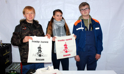 Mitglieder der Jugendwehr bedruckten Stoffbeutel und verkauften diese. Fotos: Bernd-Uwe Meyer