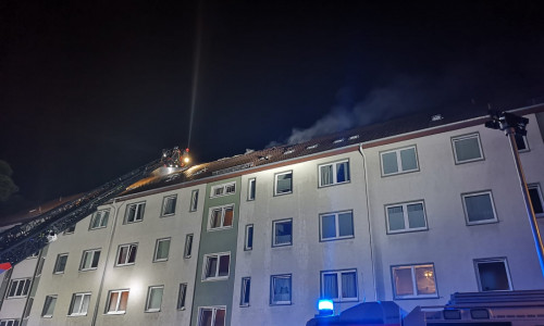 Das Feuer war im Obergeschoss des Hauses entflammt und ist noch nicht unter Kontrolle. Foto: aktuell24/KR