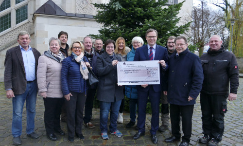 Insgesamt kamen 11.300 Euro in zwei Tagen zusammen. Der symbolische Scheck wurde nun übergeben. Foto: Landkreis Gifhorn