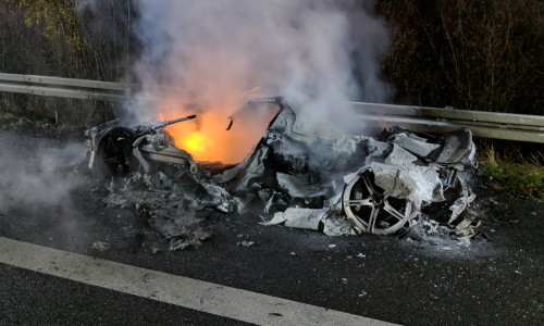 Auf der A2 brannte ein Sportwagen aus. Der Fahrer blieb unverletzt. Foto:  Feuerwehr Helmstedt