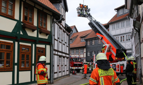 Die engen Altstadtstraßen von Wolfenbüttel forderten die Feuerwehr heraus. Mit zwei Drehleitern bekämpften die Einsatzkräfte das Feuer von oben.
Fotos/Video: Werner Heise
