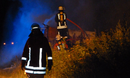 Unter schwerem Atemschutz musste der Brand bekämpft werden. Foto: Feuerwehr Winnigstedt