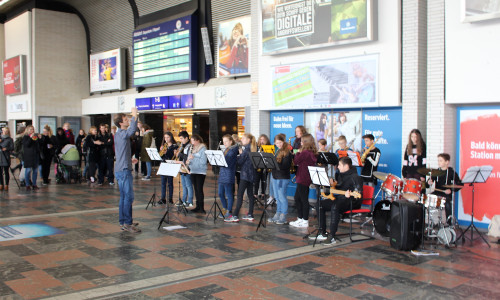 Die Bahnhofshalle wurde zum Konzertsaal. Fotos: Alexander Dontscheff