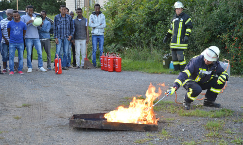 Die Ortsfeuerwehr Hemkenrode gab 16 Flüchtlingen eine Übung im Umgang mit Feuerlöschern. Fotos: Feuerwehr Hemkenrode