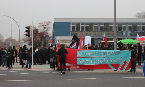 Vor dem Rathaus fanden sich zahlreiche Menschen zusammen, um gegen Rechts zu demonstrieren. Fotos/Video: Janosch Lübke