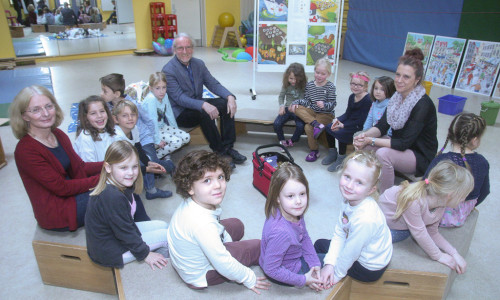 Die Kinder der „Maxi“-Gruppe aus der Kita Veltenhof bekamen Besuch von Bürgermeister Dr. Helmut Blöcker. Links Leiterin Dorothee Becker, rechts Erzieherin Claudia Krefft. Foto: Klaus Knodt

