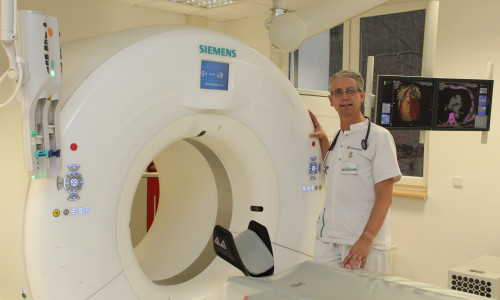 Dr. med. Eric Bürger, Leiter des Zentrums für Radiologie und Neuroradiolgie im MVZ Niedersachsen der Asklepios Kliniken Schildautal, vor einem hochmodernen CT-Gerät. Foto: Asklepios Kliniken Schildautal
