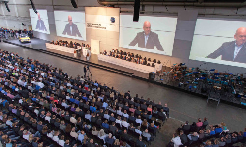 Bernd Osterloh bei der heutigen Betriebsversammlung im Werk Wolfsburg. Foto: Volkswagen