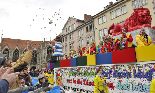 Der Schoduvel ist der größte Karnevalsumzug Norddeutschlands – mit drei Stunden Sendezeit überträgt ihn der NDR am 3. März ab 13 Uhr live. Foto: Braunschweig Stadtmarketing GmbH
