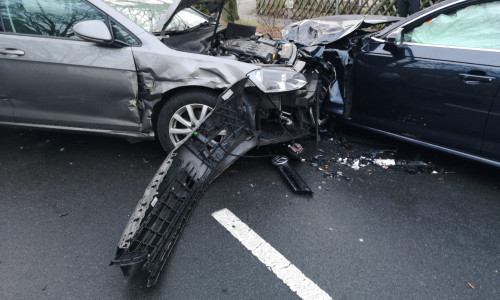 Bei dem Unfall rammte der Golf einen entgegenkommenden Audi. Fotos: aktuell24