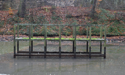 In jedem der zwei Teiche steht jeweils eine Holzbrücke. Zusammen bilden sie ein Kunstwerk von Dani Karavan. Fotos: Stadt Goslar 
