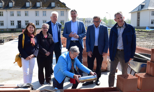Im Beisein von Oberbürgermeister Dr. Oliver Junk wird die Zeitkapsel in die Außenwand des neuen Kindergartens auf dem Fliegerhorst eingemauert. Foto: Stadt Goslar