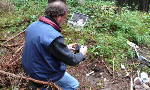 Der Archäologe Dr. Michael Geschwinde dokumentiert einen Fund im Gelände Foto: Niedersächsisches Landesamt für Denkmalpflege