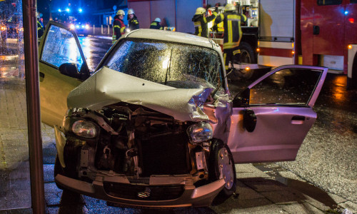 Die Fahrerin wurde im Fußraum ihres Autos eingeklemmt. Fotos/Video: Werner Heise
