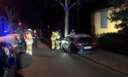 Ein Auto war in der Reischauer Straße gegen einen Baum gerollt. Foto: Feuerwehr Bad Harzburg