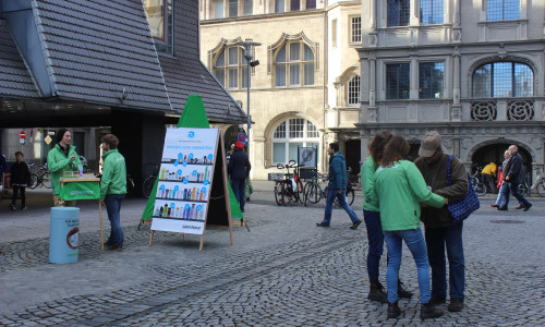 Die Greenpeace-Gruppe Braunschweig informierte in der Innenstadt über Plastik in Pflegeprodukten. Fotos/Podcast: Anke Donner
