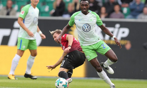 Josuha Guilavogui und der VfL Wolfsburg teilen sich die Punkte mit Hannover 96. Fotos: Agentur Hübner