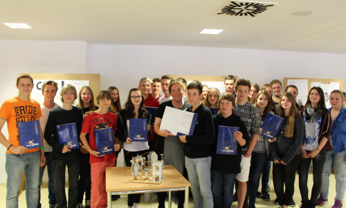 Die Schüler der IGS Wallstraße haben von Lehrerin Andrea Heine ihre Europässe bekommen. Foto: Jan Borner
