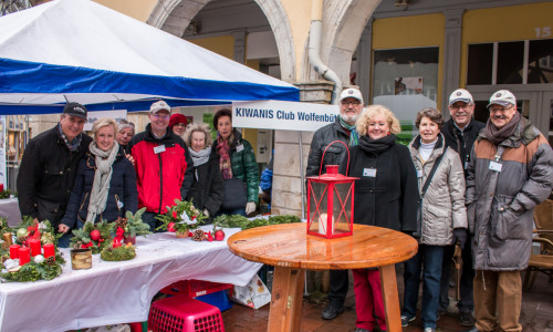 Die Mitglieder des Kiwanis Club Wolfenbüttel-Lessing verkauften am heutigen Samstag traditionell selbstgemachte Adventsgestecke für den guten Zweck. Foto: Werner Heise