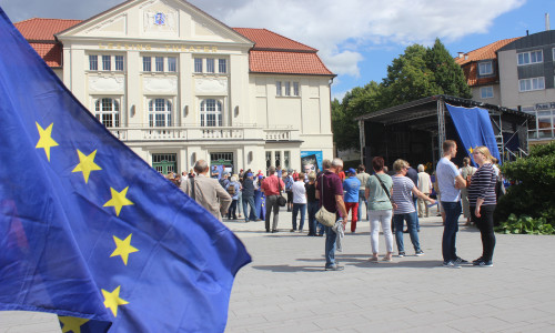 Vor dem Lessingtheater fand am Sonntag der Pulse of Europa statt. Fotos: Anke Donner