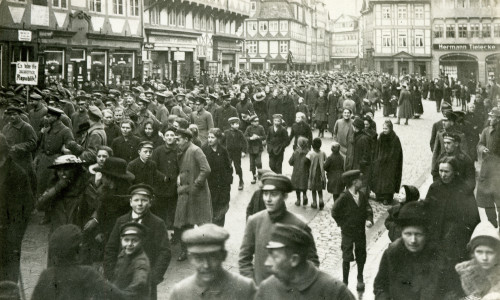 Demonstrationszug für die Republik auf der Langen Herzogstraße am 13. November 1918. Foto Museum Wolfenbüttel