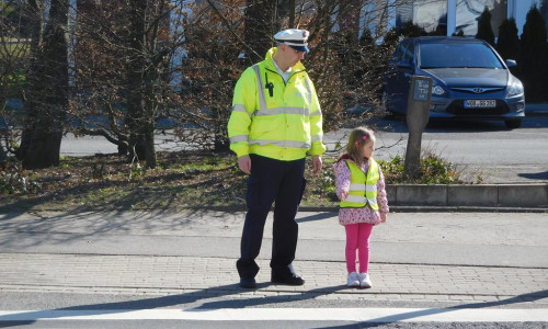 Jens Oertelt & die kleine Giulia am Zebrastreifen. Foto: Polizei