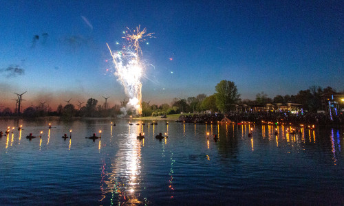 Fackeln auf dem See und ein Feuerwerk sorgten für eine tolle Stimmung. Fotos: Rudolf Karliczek