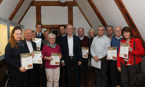 Zwölf Empfänger der Ehrenamtskarte folgten der Einladung von Landrat Thomas Brych und Marion Bergholz ins Goslarer Zinnfigurenmuseum. Foto: Landkreis Goslar
