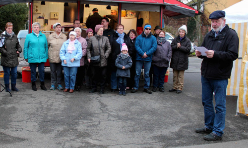 Der Roklumer Bürgermeister (rechts) eröffnete den Weihnachtsmarkt
Foto: Bernd-Uwe Meyer