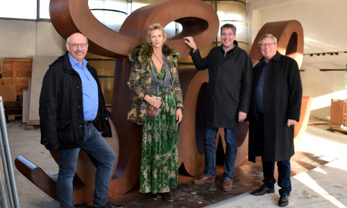 Kreishandwerksmeister Bernhard Olbrich (von links), Künstlerin Mia Florentine Weiss, Oberbürgermeister Dr. Oliver Junk und Erster Stadtrat Burkhard Siebert sind zuversichtlich, dass die Skulptur LOVE HATE in Goslar bleiben kann.
Foto: Stadt Goslar