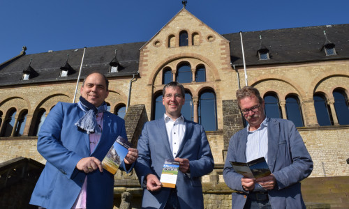 Mathias Derlin, Dr. Oliver Junk und Christoph Gutmann (von links) freuen sich über neue Flyer und auf Einheimische, die mit ihren auswärtigen Besuchern die Kaiserpfalz besichtigen. Foto: Stadt Goslar