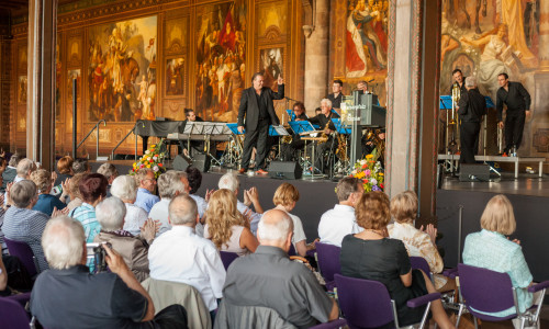 Die Big Band des Volskwagen Philharmonic Orchestra eröffnete die 18. lokale Seniorenwoche in der Kaiserpfalz. Foto: Alec Pein
