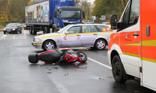 Durch die Kollision stürzte die Rollerfahrerin und landete auf der Straße. Fotos: Rudolf Karliczek