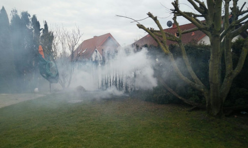 Die Feuerwehr musste ein Übergreifen des Brandes auf das Haus verhindern. Fotos: Feuerwehr Wolfenbüttel