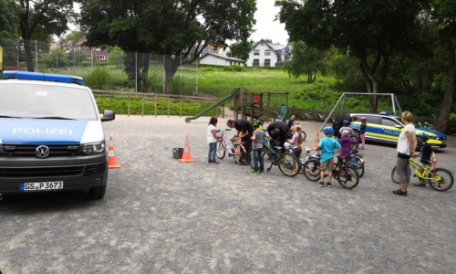 Fahrradkontrolle auf dem Schulhof der Grundschule Zellerfeld. Foto: Polizeiinspektion Goslar