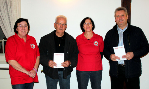 DRK-Ortsvereinsvorsitzende Petra Kausch (links) und 2. Vorsitzende Dorit Angerstein ehrten Hans-Dieter Witt und Peter Kausch (rechts). Foto: Bernd-Uwe Meyer