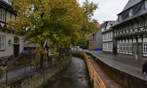 Foto (Stadt Goslar): Aktuell lässt die Stadt das Mühlengerenne entlang der Abzucht, das vom Hochwasser stark beschädigt wurde, neu bauen.