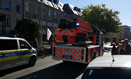 Die Einsatzwagen konnten ungehindert passieren, da sich die Demo-Teilnehmer richtig verhielten. Foto/Video: Alexander Panknin