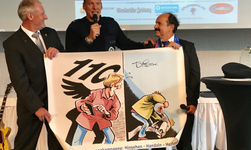 Martin Schilff (li.) und Günter Koschig (re.) übergaben den GZK-Cartoon. Fotos: Sia Koschig, Weißer Ring