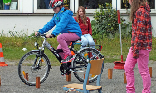 In der Oberschule in Velpke trainieren die Jugendlichen aus den oberen Klassen die Fünft- und Sechstklässler im Rahmen der Mobilitätsausbildung. Foto: Achim Klaffehn