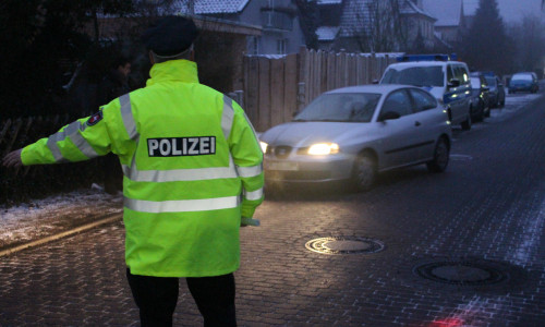In der Fahrradstraße Alter Weg kontrollierte die Polizei heute Morgen das Verhalten der Autofahrer und musste in einigen Fällen eine Ermahnung aussprechen. Fotos: Alexander Dontscheff