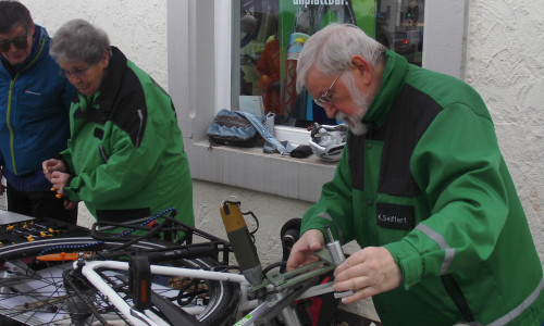 Klaus Seiffert codiert ein Fahrrad. Foto: Vekehrswacht