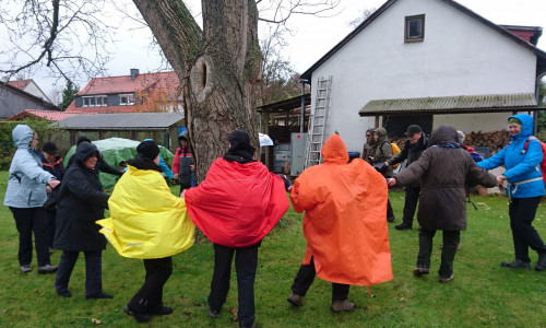 Die Teilnehmer tanzten in der Pause im Garten des Wanderführers in Remlingen mit Apfelpunsch den Regentanz. Foto: Hans Lunkewitz