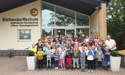 81 Schüler der Eichendorff-Grundschule lernten die Bedeutung von Verkehrszeichen und das richtige Verhalten im Straßenverkehr. Foto: Polizei 