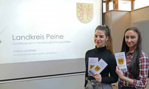 Christina Pappas (links) und Diana Eifert stellten den Achtklässlern der Bodenstedt-Wilhelmschule die Ausbildungsmöglichkeiten beim Landkreis Peine vor. Foto: Landkreis Peine