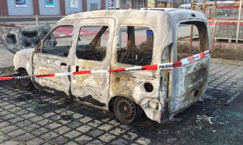 Ein auf dem Famila-Parkplatz abgestellter Renault Kangoo ist vollständig abgebrannt. Foto: Sandra Zecchino