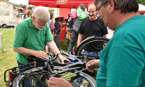 Das Team der Verkehrswacht Wolfsburg beim Codieren eines Fahrrads. Foto: Verkehrswacht Wolfsburg