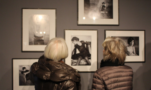 Zwei Besucherinnen betrachten die Werke. Fotos: Frederick Becker
